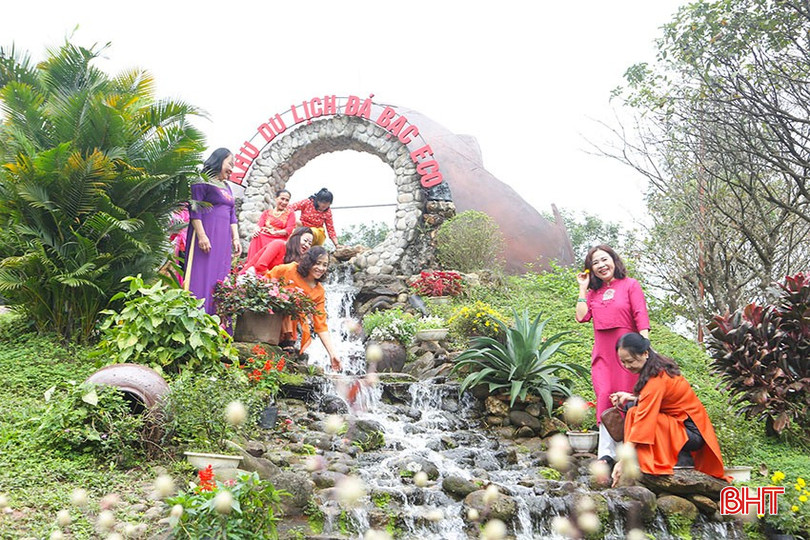 Từ một vùng "đất cằn, đá sỏi" ở xã Thạch Xuân, ông Nguyễn Minh Trang đã xây dựng nên Khu du lịch sinh thái Đá Bạc Eco xanh tươi thu hút đông đảo du khách tham quan, trải nghiệm. bqbht_br_a8.jpg