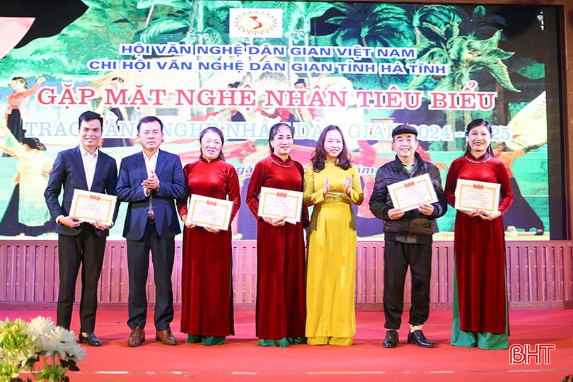 Chi hội VNDG Việt Nam tại Hà Tĩnh trao giấy khen cho các hội viên xuất sắc trong nhiệm kỳ. bqbht_br_a5.jpg