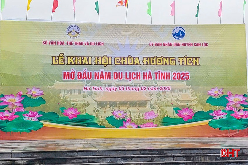 Sân khấu Lễ khai hội chùa Hương Tích, mở đầu năm du lịch Hà Tĩnh 2025 đã hoàn thành. bqbht_br_b3.jpg