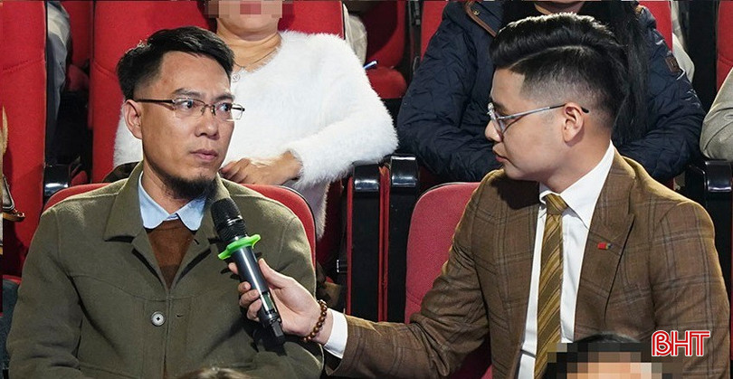Nhạc sỹ Quốc Dũng (con trai cố nhạc sỹ Quốc Nam) giao lưu với MC, chia sẻ những hồi ức đẹp về người bố kính yêu và cảm hứng để anh sáng tác bài hát "Thầm lặng một tình yêu" dành tặng bố, biểu diễn tại chương trình. bqbht_br_a6.jpg