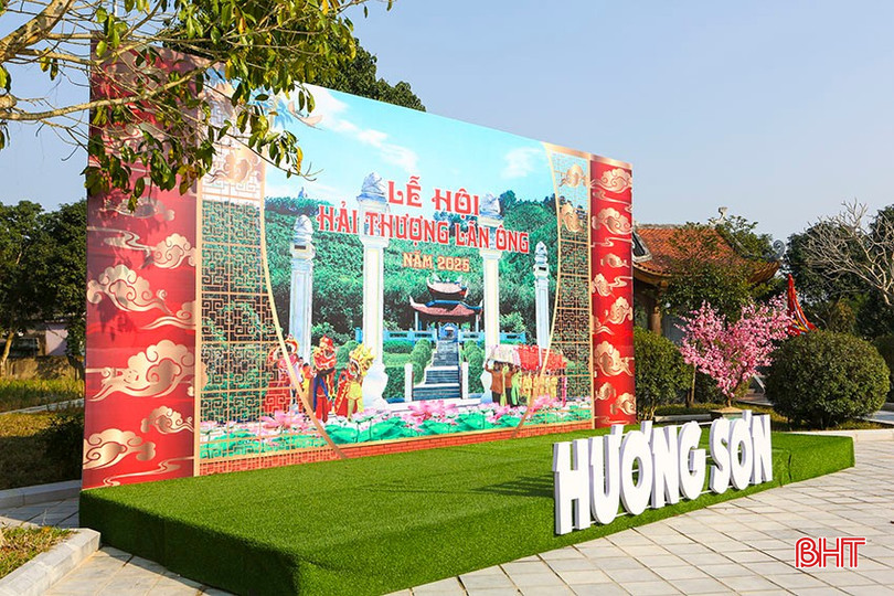 Sân khấu check-in quảng bá về lễ hội đã được lắp đặt tại Khu mộ và tượng đài Lê Hữu Trác (xã Sơn Trung). bqbht_br_a3.jpg