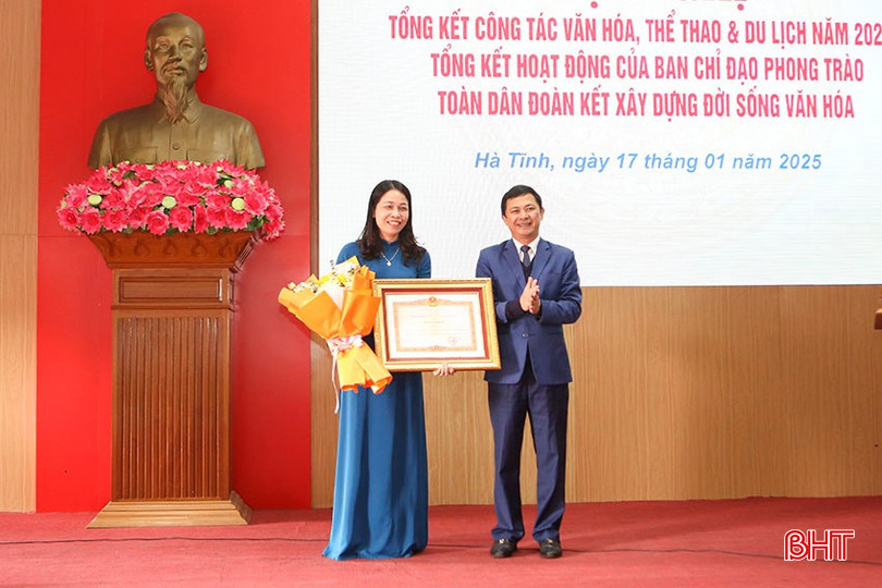 Phó Chủ tịch UBND tỉnh Lê Ngọc Châu trao Bằng khen của Thủ tướng Chính phủ bà Trần Thị Vinh - Phó Trưởng ban Quản lý di tích Nguyễn Du... bqbht_br_c3.jpg