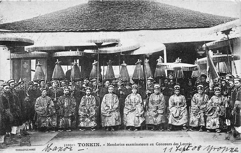 Các quan giám khảo kì thi Hội cuối cùng thời phong kiến (1919). Ảnh: Tư liệu b2.jpg