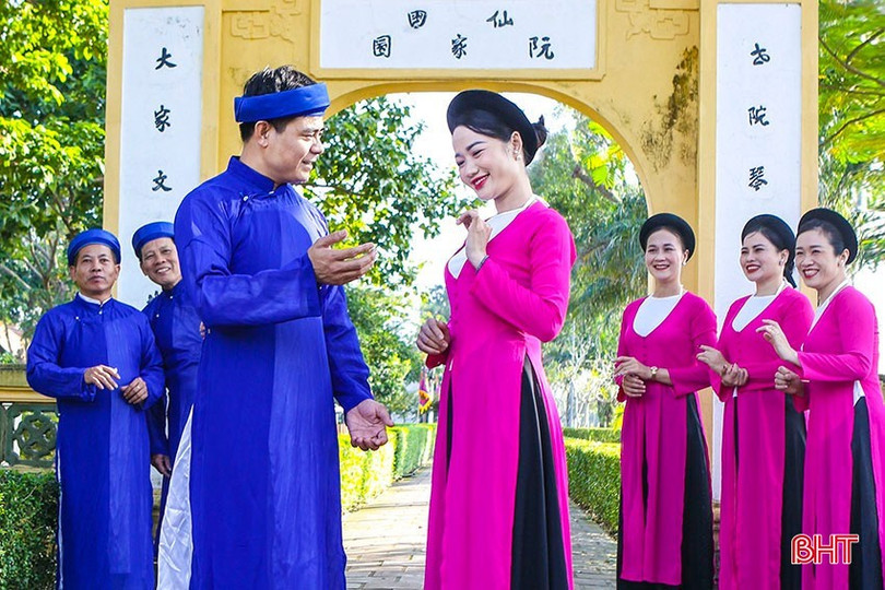 Nghệ nhân Nguyễn Thị Thu Hà và Nguyễn Văn Thái (hàng đầu) cùng nhóm các nghệ nhân trẻ Nghi Xuân tham gia ghi hình một chương trình về dân ca ví, giặm. a1-1.jpg