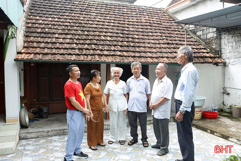 Cán bộ xã Can Lộc cùng con cháu họ Trần và người cao tuổi TDP Yên Vinh ôn lại truyền thống bên ngôi nhà cụ Trần Đình Đóa, nơi diễn ra cuộc họp của Ủy ban Khởi nghĩa Can Lộc trong tối 16/8/1945. bqbht_br_a3.jpg