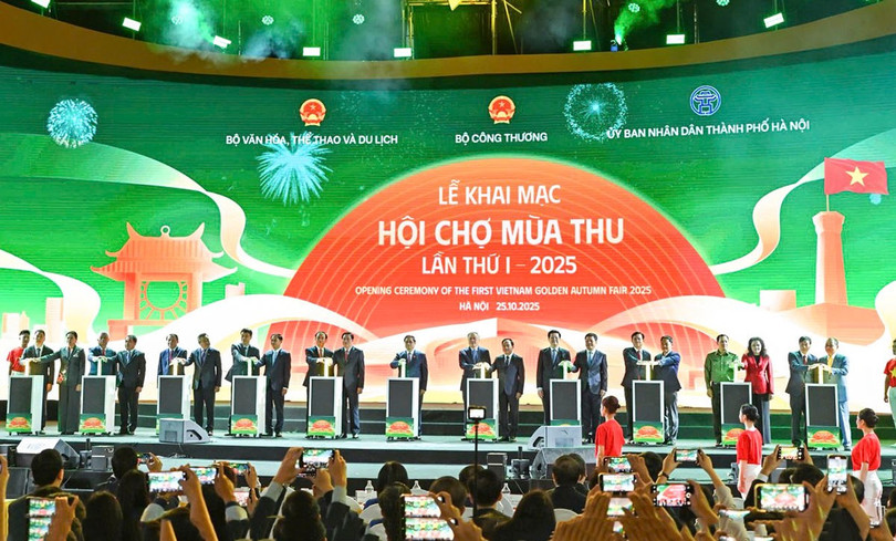 Thủ tướng Phạm Minh Chính cùng các đại biểu thực hiện nghi thức khai mạc Hội chợ mùa Thu lần thứ nhất - 2025. Ảnh internet a3-231.jpg