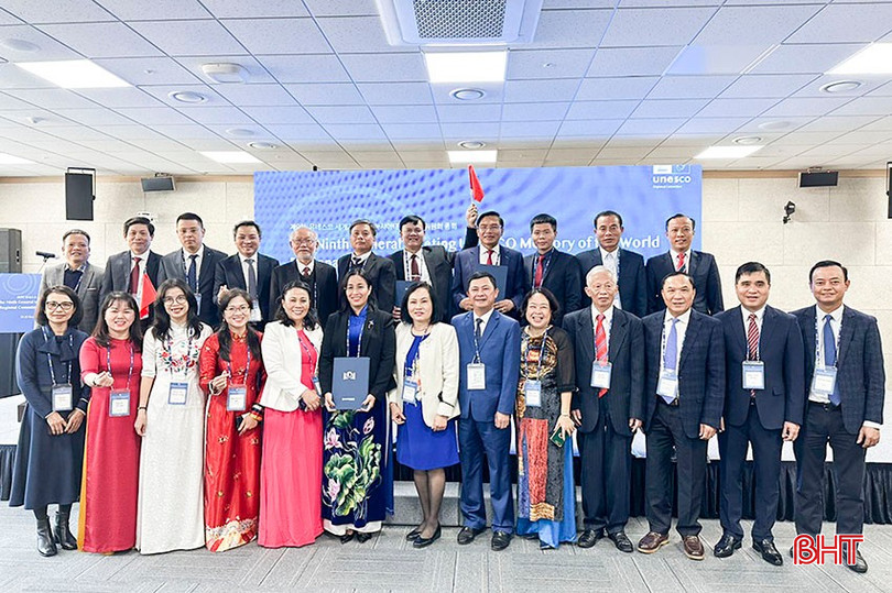 Đoàn Việt Nam tham gia phiên họp toàn thể Ủy ban Ký ức thế giới UNESCO khu vực châu Á - Thái Bình Dương lần thứ 9 tại Hàn Quốc vinh danh di sản “Văn bản Hán Nôm làng Trường Lưu” (tháng 11/2022). bqbht_br_a1.jpg