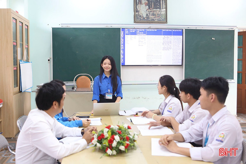 Ban Chủ nhiệm CLB Truyền thông Trường THPT Mai Thúc Loan trình bày kế hoạch hoạt động của CLB với Ban Giám hiệu nhà trường. bqbht_br_a5.jpg