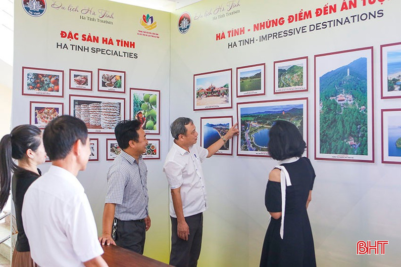 Gian hàng quảng bá, giới thiệu du lịch Hà Tĩnh tại sảnh A - Nhà thi đấu thể thao tỉnh Hà Tĩnh. bqbht_br_a9.jpg