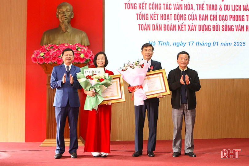 Phó Chủ tịch HĐND tỉnh Trần Văn Kỳ và Phó Chủ tịch UBND tỉnh Lê Ngọc Châu trao Huân chương lao động hạng Nhì cho Trung tâm Huấn luyện và Thi đấu thể dục thể thao tỉnh và Huân chương lao động hạng Ba cho ông Nguyễn Viết Trường -Giám đốc Sở VH-TT&DL Hà Tĩnh. bqbht_br_c2.jpg