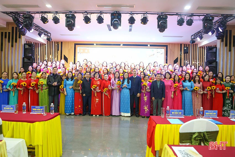 Các đại biểu chụp ảnh lưu niệm với 95 nữ đảng viên được vinh danh tại chương trình. bqbht_br_a12.jpg