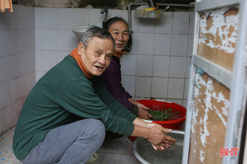 Ông Nguyễn Xuân Canh và gia đình ở thôn Đông Quang Trung (Tùng Lộc, Can Lộc) phấn khởi khi có nước sạch để sinh hoạt. bqbht_br_a1-6636.jpg