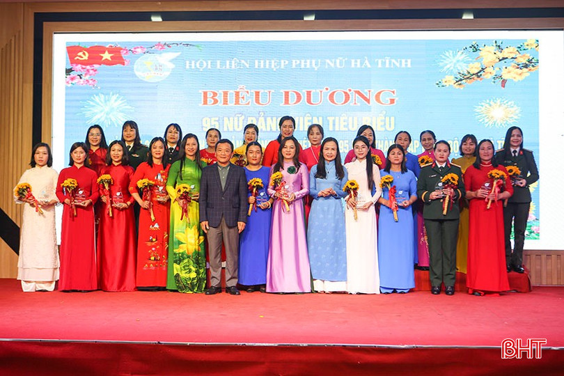Phó Chủ tịch HĐND tỉnh Nguyễn Văn Kỳ và Chủ tịch Chủ tịch Hội LHPN tỉnh Nguyễn Thị Lệ Hà trao kỷ niệm chương, vinh danh và tặng hoa cho các nữ đảng viên tiêu biểu. bqbht_br_a10.jpg