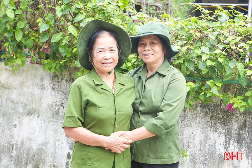Bà Nguyễn Thị Hoa Hồng (bên phải) và bà Ngô Thị Nghĩa (trú tại xã Can Lộc) từng là những cựu TNXP chiến đấu trên tuyến đường 21 và 22 trong chiến tranh chống Mỹ. bqbht_br_a3-7164.jpg