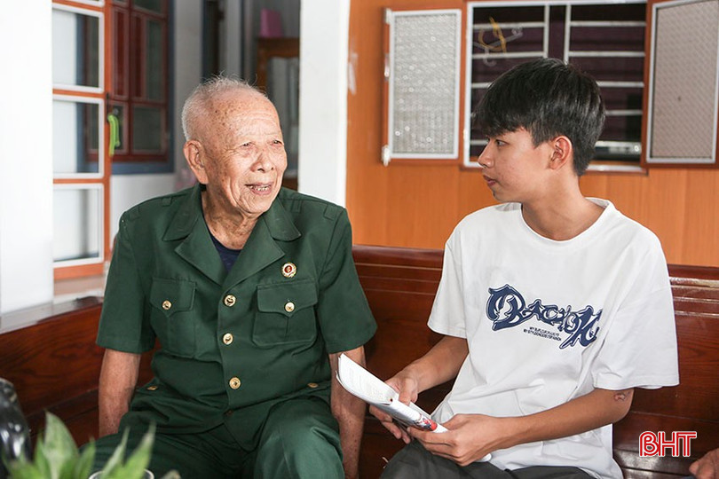Ông Hồ Sỹ Cúc tự hào kể với cháu về những năm tháng chiến đấu hào hùng bảo vệ Tổ quốc. bqbht_br_b3.jpg