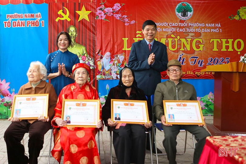 Đại diện lãnh đạo Hội NCT phường Nam Hà và chính quyền TDP 1 trao bằng mừng thọ, chúc thọ cho các cụ tại buổi lễ. bqbht_br_a2.jpg