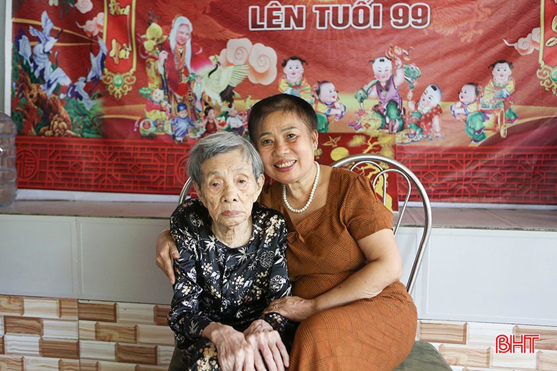 Cụ bà Ngô Thị Thu cùng con gái là bà Trần Thị Kim Lý (cán bộ về hưu). bqbht_br_a2.jpg