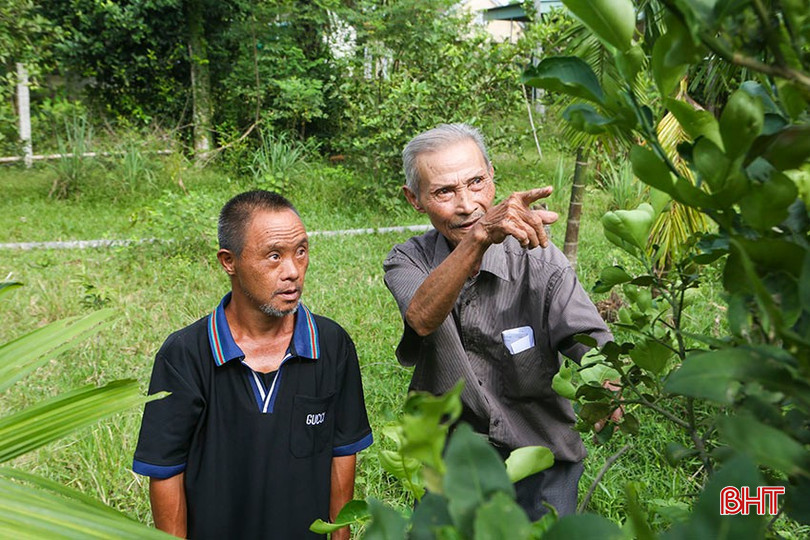Cựu binh Ngô Văn Tịnh (88 tuổi, xã Toàn Lưu) bên con trai Ngô Văn Dũng (50 tuổi) nhưng trí tuệ chỉ như đứa trẻ. bqbht_br_a2.jpg