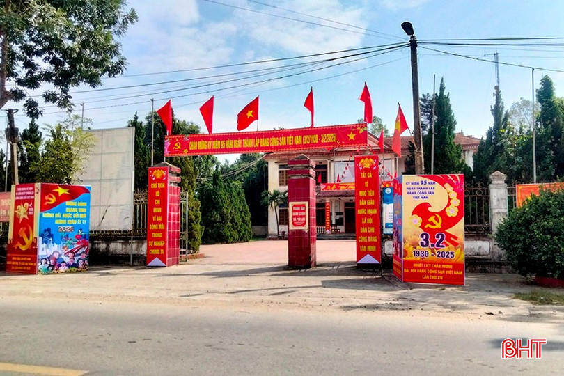 Trụ sở làm việc của UBND xã Phù Lưu (Thạch Hà) được trang hoàng rực rỡ chào mừng kỷ niệm 95 năm Ngày thành lập Đảng và xuân Ất Tỵ 2025. bqbht_br_a5-5176.jpg