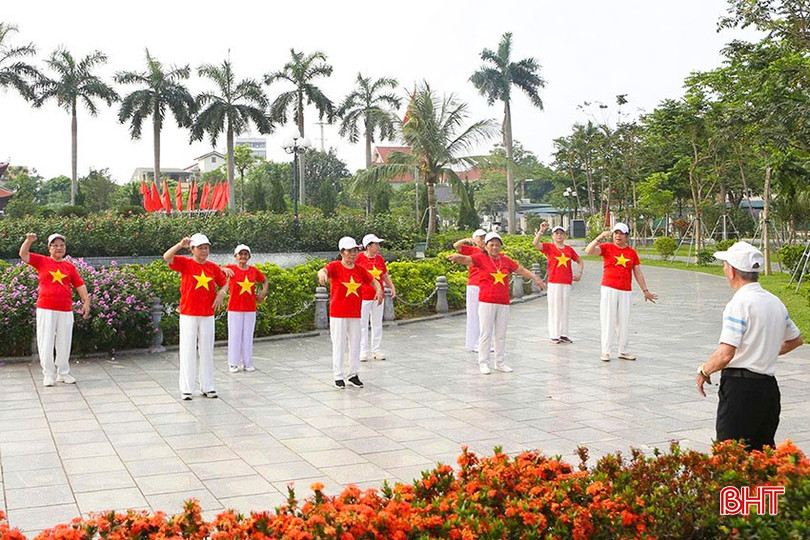 Các thành viên CLB dưỡng sinh phường Thành Sen trong một buổi tập luyện. bqbht_br_a1.jpg