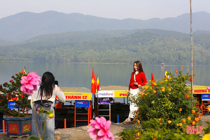 Các bạn trẻ check in tại bến thuyền chùa Hương Tích trong chuyến du xuân đầu năm mới. bqbht_br_a3.jpg
