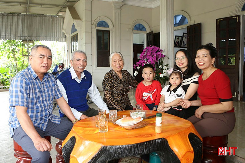 Không khí ấm cúng trong gia đình 4 thế hệ của ông bà Đặng Quang Hạnh và Đặng Thị Phương. bqbht_br_a4.jpg
