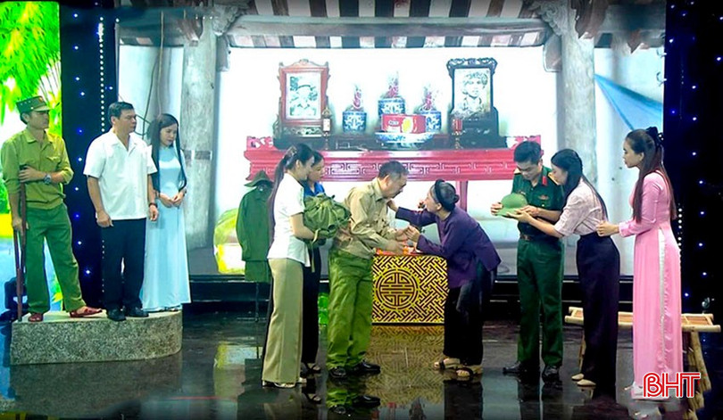 Một cảnh xúc động trong vở kịch "Mẹ đợi" do Báo Hà Tĩnh phối hợp Nhà hát Nghệ thuật truyền thống dàn dựng. bqbht_br_a1.jpg