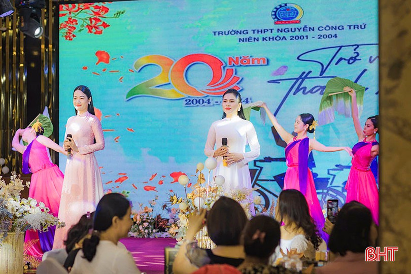 Một show diễn có nhiều tiết mục dân ca ví, giặm của nghệ nhân Phan Thùy Diễm và đồng nghiệp theo yêu cầu đặt hàng của khách. bqbht_br_a1.jpg