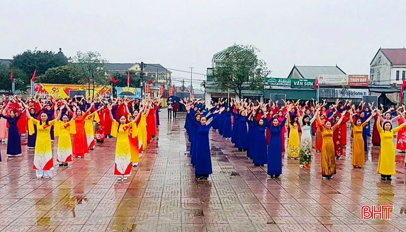 Phụ nữ xã Kỳ Tân (huyện Kỳ Anh) tổ chức đồng diễn dân vũ hưởng ứng "Tuần lễ áo dài" vào sáng 23/2. bqbht_br_a6.jpg