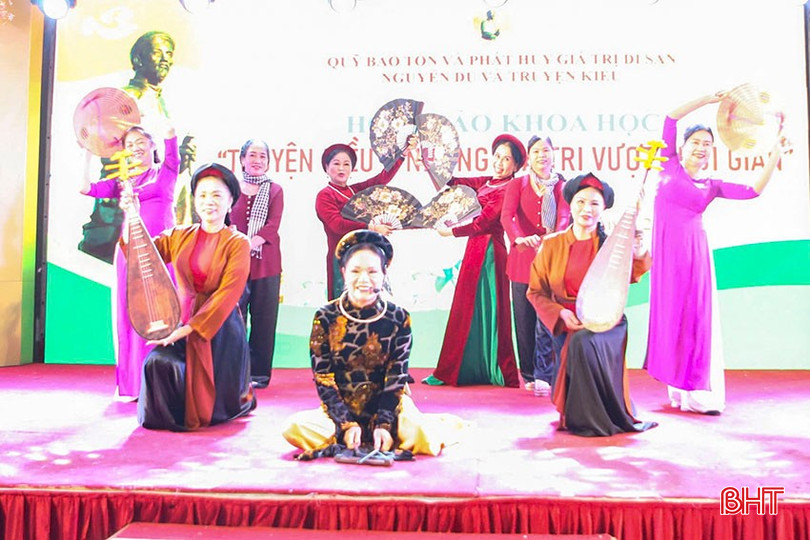 CLB Dân ca Thành Sen (TP Hà Tĩnh) biểu diễn tại Hội thảo khoa học Truyện Kiều và những giá trị vượt thời gian (tháng 12/2024). bqbht_br_a4-3950.jpg