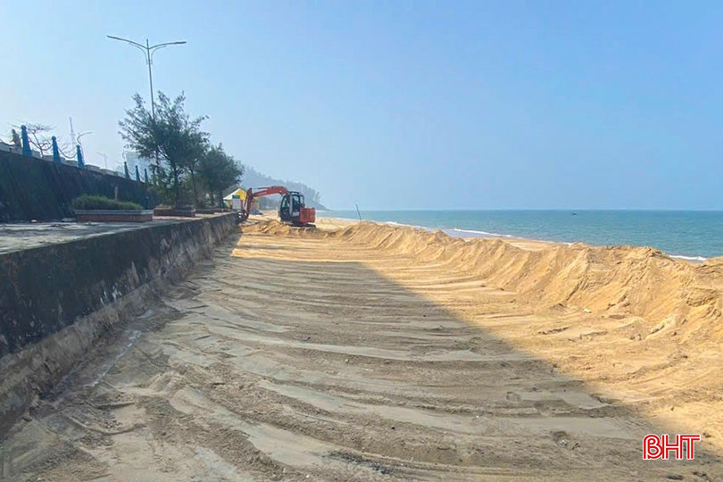 Xe ủi san lấp, cải tạo bãi biển Thiên Cầm chuẩn bị đón khách. bqbht_br_a7.jpg