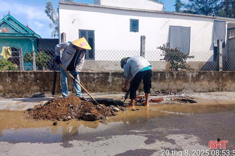 Công nhân Trung tâm Nước sạch và VSMTNT tỉnh tiến hành khắc phục sự cố từ công tác súc xả đường ống dẫn nước tại xã Hồng Lộc vào ngày 20/8/2025. bqbht_br_b3-4773.jpg