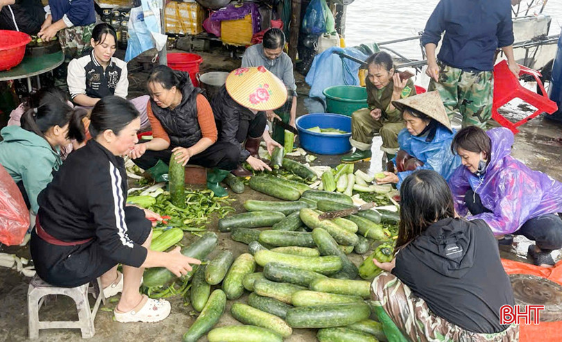 Cán bộ, hội viên phụ nữ xã Cẩm Bình chuẩn bị thực phẩm nấu 1.000 suất cơm chiều cho bà con vùng lũ. Ảnh chụp lúc 14h, ngày 2/11. bqbht_br_a6.jpg