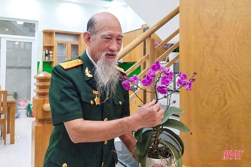 Đại tá Dương Phổ trong cuộc sống đời thường tại quê nhà xã Trường Sơn (Đức Thọ) sau khi về hưu. bqbht_br_a3.jpg
