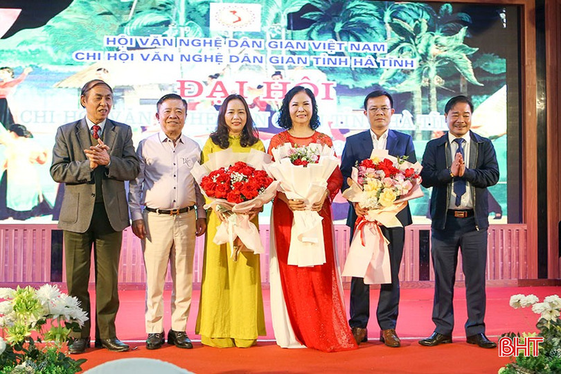 Lãnh đạo Ban Tuyên giáo và Dân vận Tỉnh ủy cùng các đại biểu tặng hoa chúc mừng Ban Chấp hành Chi hội VNDG Việt Nam tại Hà Tĩnh nhiệm kỳ 2025-2030. bqbht_br_a6.jpg