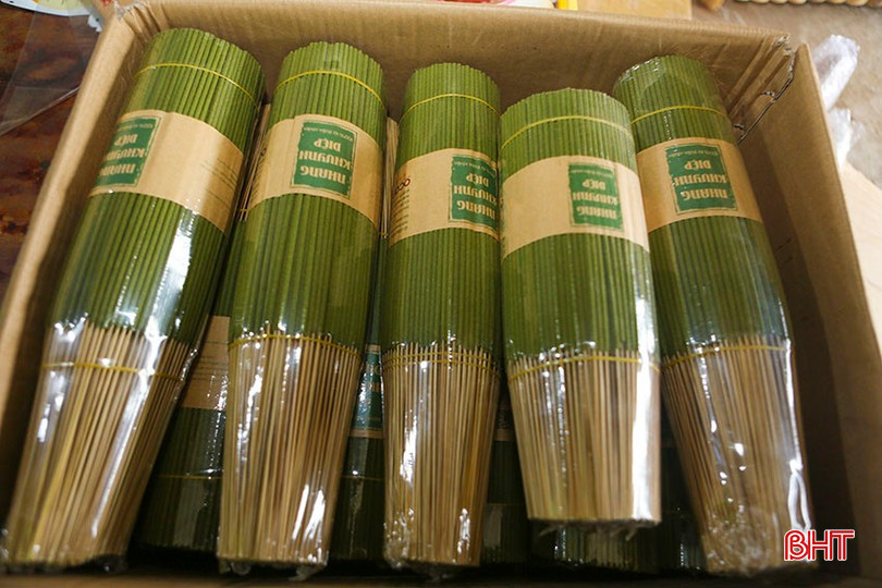 Không khí lao động ở Cơ sở sản xuất nhang sạch thảo mộc An An (xã Tùng Lộc, Can Lộc). bqbht_br_b2.jpg