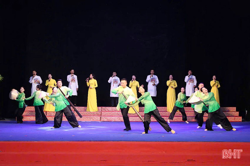 Hội diễn nghệ thuật quần chúng “Câu hò nối những dòng sông” khu vực Bắc Trung Bộ năm 2025 diễn ra tại tỉnh Thanh Hóa, từ ngày 8-10/7. Tham dự hội diễn, Trung tâm Văn hóa, Điện ảnh và Xúc tiến du lịch Hà Tĩnh xây dựng chương trình nghệ thuật có chủ đề "Khúc tâm tình núi Hồng, sông La”. Trong ảnh: tiết mục tổ khúc dân ca ví, giặm "Bắc miền Trung - câu hát nghĩa tình" bqbht_br_a2.jpg