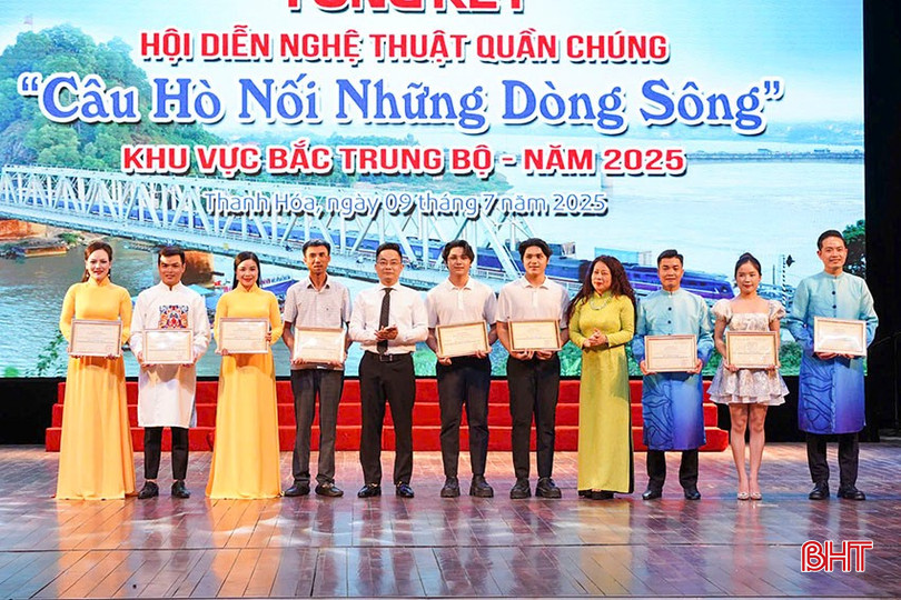 Đại diện đoàn Hà Tĩnh (từ trái sang số 1 đến 3) nhận 3 HCB cho 3 tiết mục. bqbht_br_a4.jpg