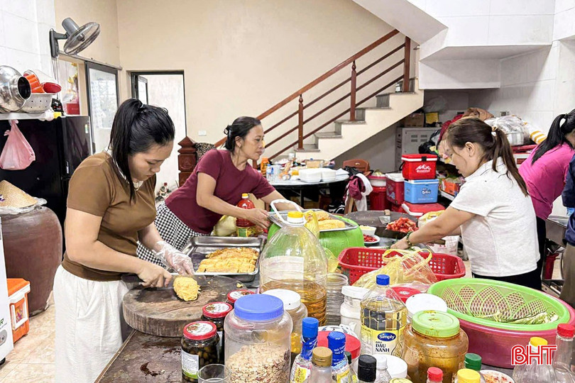 Các hội viên phụ nữ xã Thiên Cầm chuẩn bị suất cơm cho bà con vùng lũ. bqbht_br_a2.jpg