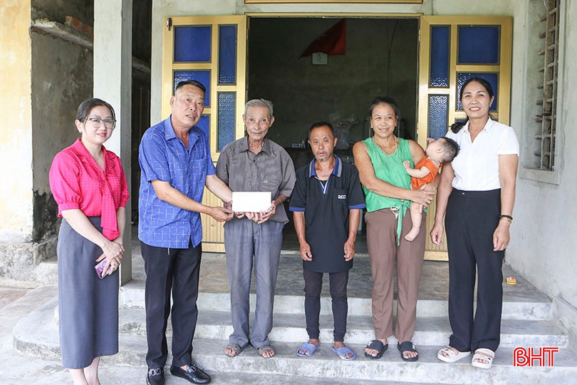 Đại diện lãnh đạo Hội Nạn nhân chất độc da cam/dioxin tỉnh cùng địa phương trao quà động viên gia đình ông Ngô Văn Tịnh ở xã Toàn Lưu nhân Ngày Vì nạn nhân chất độc da cam (10/8) năm 2025. bqbht_br_a3.jpg