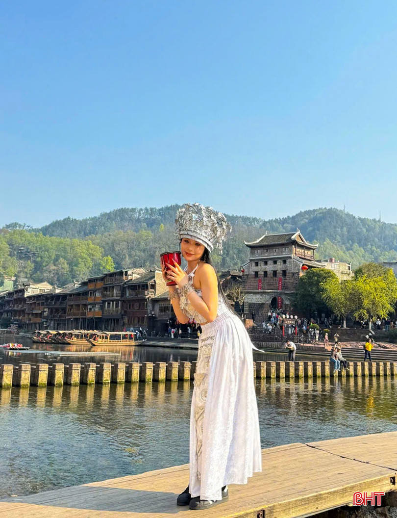 Du khách check in tour khám phá Lệ Giang (Trung Quốc) do Vietravel Nghệ An tổ chức. bqbht_br_b4.jpg