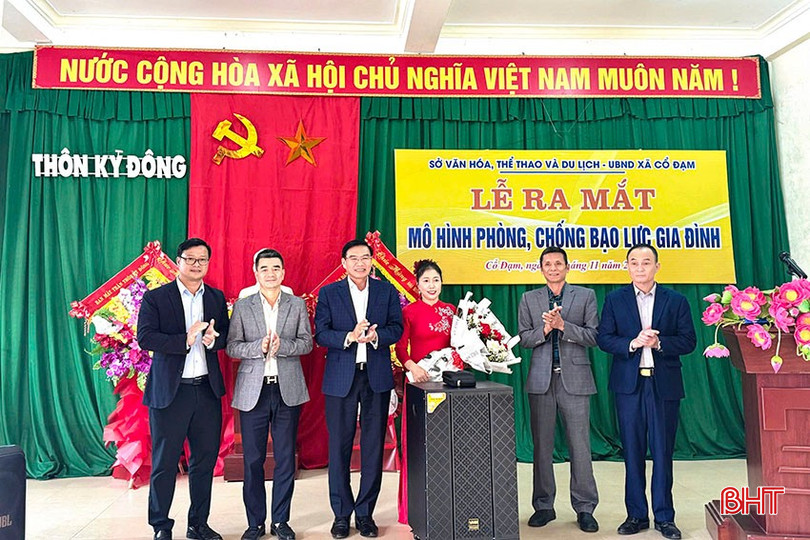 bqbht_br_lanh-dao-so-vh-ttdl-ubnd-xa-co-dam-tang-hoa-chuc-mung-ra-mat-mo-hinh-phong-chong-bao-luc-gia-dinh-tai-dia-phuong.jpg