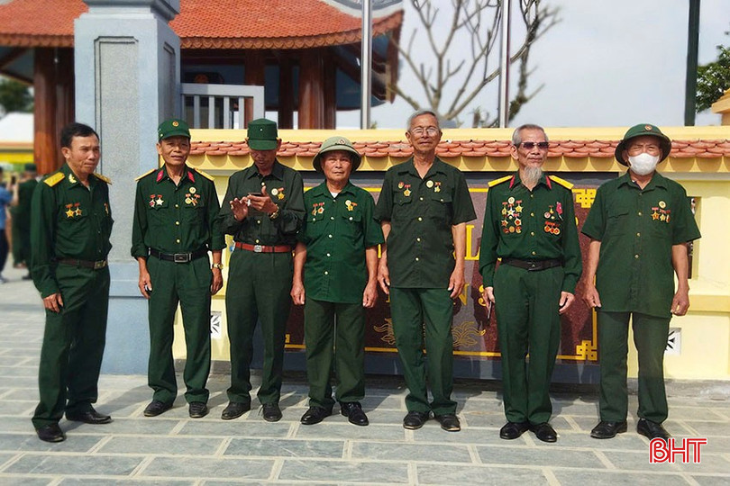 Ông Phan Trọng An (thứ 3 từ phải sang) cùng đồng đội trong chuyến thăm chiến trường xưa. Ảnh chụp tại Quảng Bình dịp giữa tháng 4/2025. bqbht_br_a3-4425.jpg