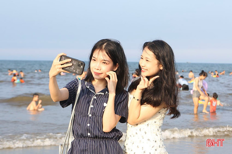 Du khách hòa vào không khí mùa hè sôi động trên bãi biển Hà Tĩnh. bqbht_br_b2.jpg