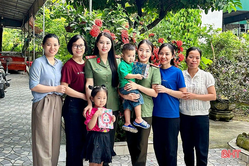 Đại úy Nguyễn Thị Hồng Nhung (thứ 3, từ trái qua) cùng các hội viên Ban Phụ nữ Công an tỉnh trong chuyến thăm các cháu đỡ đầu là con của Liệt sỹ Trần Trung Hiếu (tại thị trấn Tiên Điền, Nghi Xuân), dịp đầu tháng 6/2025. bqbht_br_a2-3085.jpg