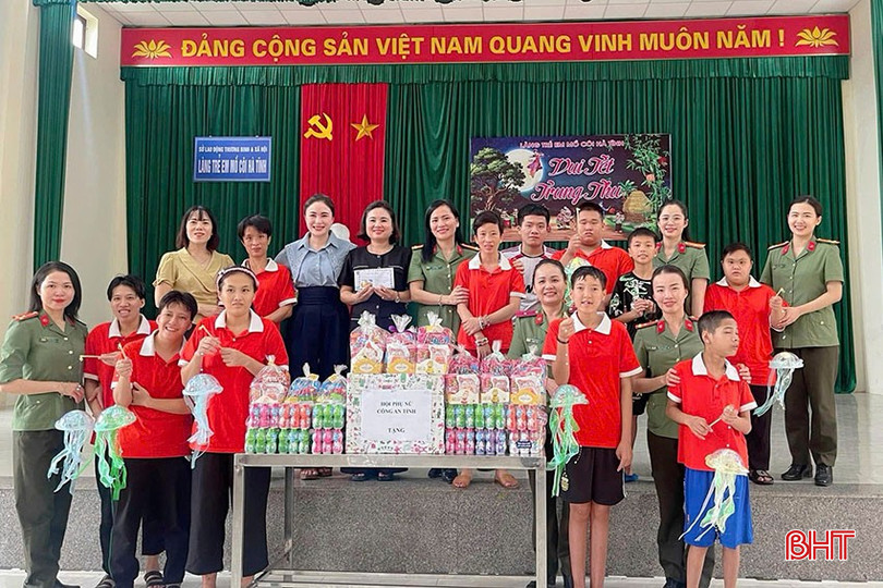 Các hội viên Ban Phụ nữ Công an tỉnh thăm hỏi, tặng quà cho các em tại Làng trẻ mồ côi Hà Tĩnh. bqbht_br_a3-5320.jpg
