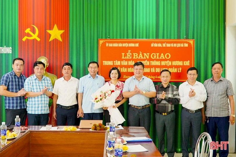 Lãnh đạo Sở VH-TT&DL tiếp nhận bàn giao Trung tâm Văn hóa - Truyền thông huyện Hương Khê. b2.jpg
