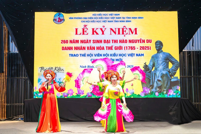 Hội Kiều học Việt Nam tại Ninh Bình, Chi hội Kiều học Việt Nam tỉnh Ninh Bình phối hợp tổ chức lễ kỷ niệm 260 năm năm sinh Đại thi hào Nguyễn Du (1765-2025). Ảnh: Báo Ninh Bình. a3.jpg