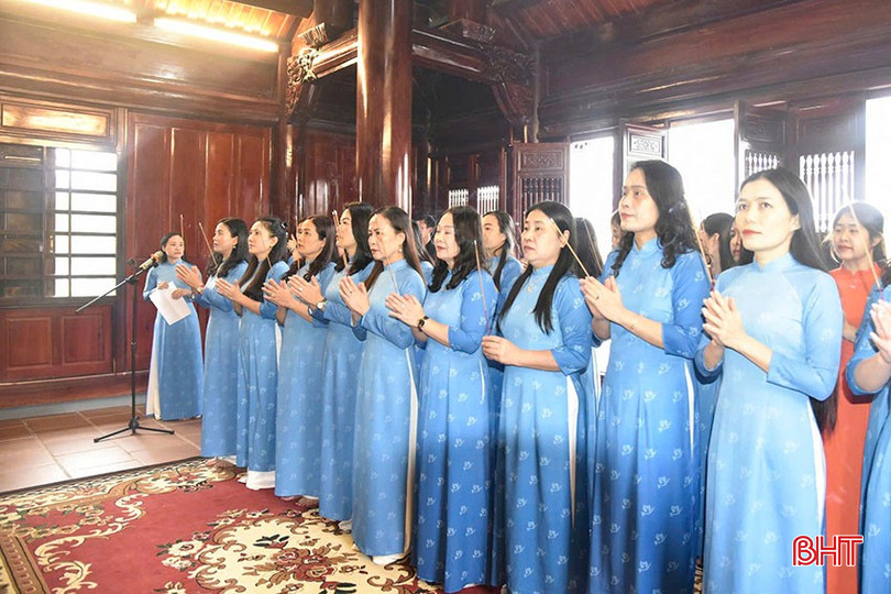 Thời gian qua, Hội LHPN tỉnh đã đoàn kết, nỗ lực, tập trung chỉ đạo triển khai thực hiện công tác xây dựng Đảng, thực hiện nhiệm vụ chính trị đạt và vượt kế hoạch, chỉ tiêu đề ra, góp phần vào sự phát triển chung của tỉnh. Ảnh: Đoàn dâng hương tại bàn thờ Bác ở Khu lưu niệm Bác Hồ về thăm Hà Tĩnh.