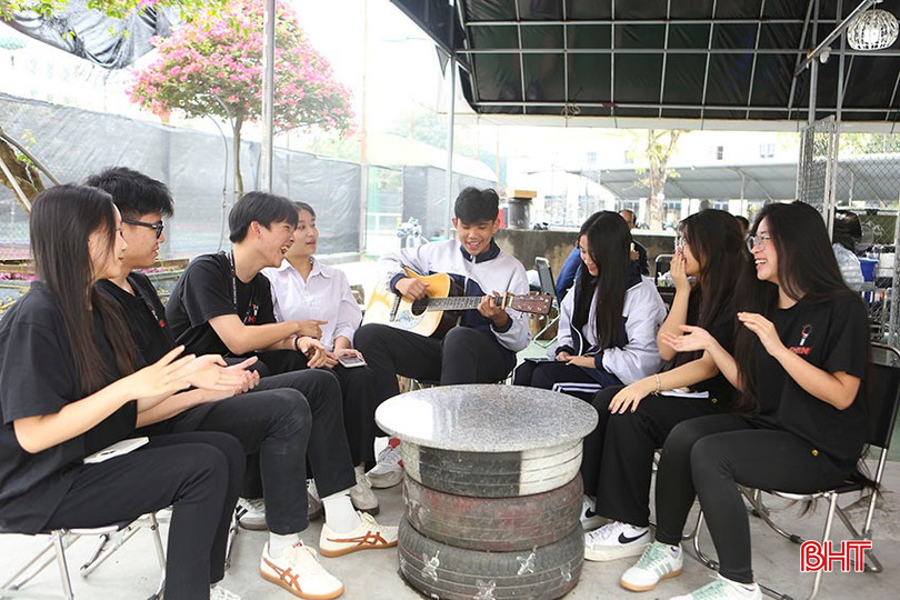 Các thành viên CLB Shine (Trường THPT Chuyên Hà Tĩnh) sinh hoạt văn nghệ trong giờ ngoại khóa. bqbht_br_a1-1212.jpg